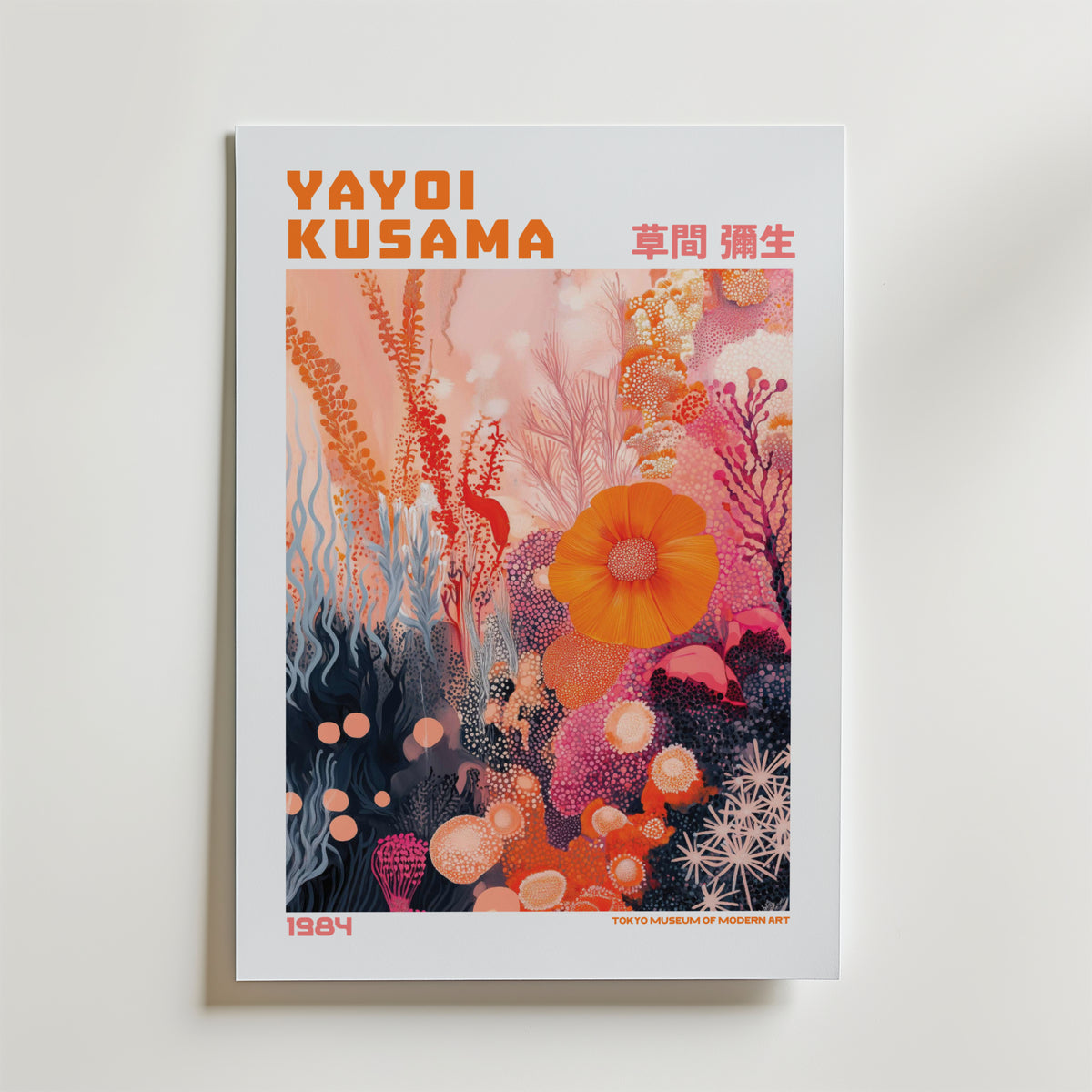 Mockup av Yayoi Kusama Coral Bloom affisch på vägg – köp enkelt hos Bozetto i hög kvalitet