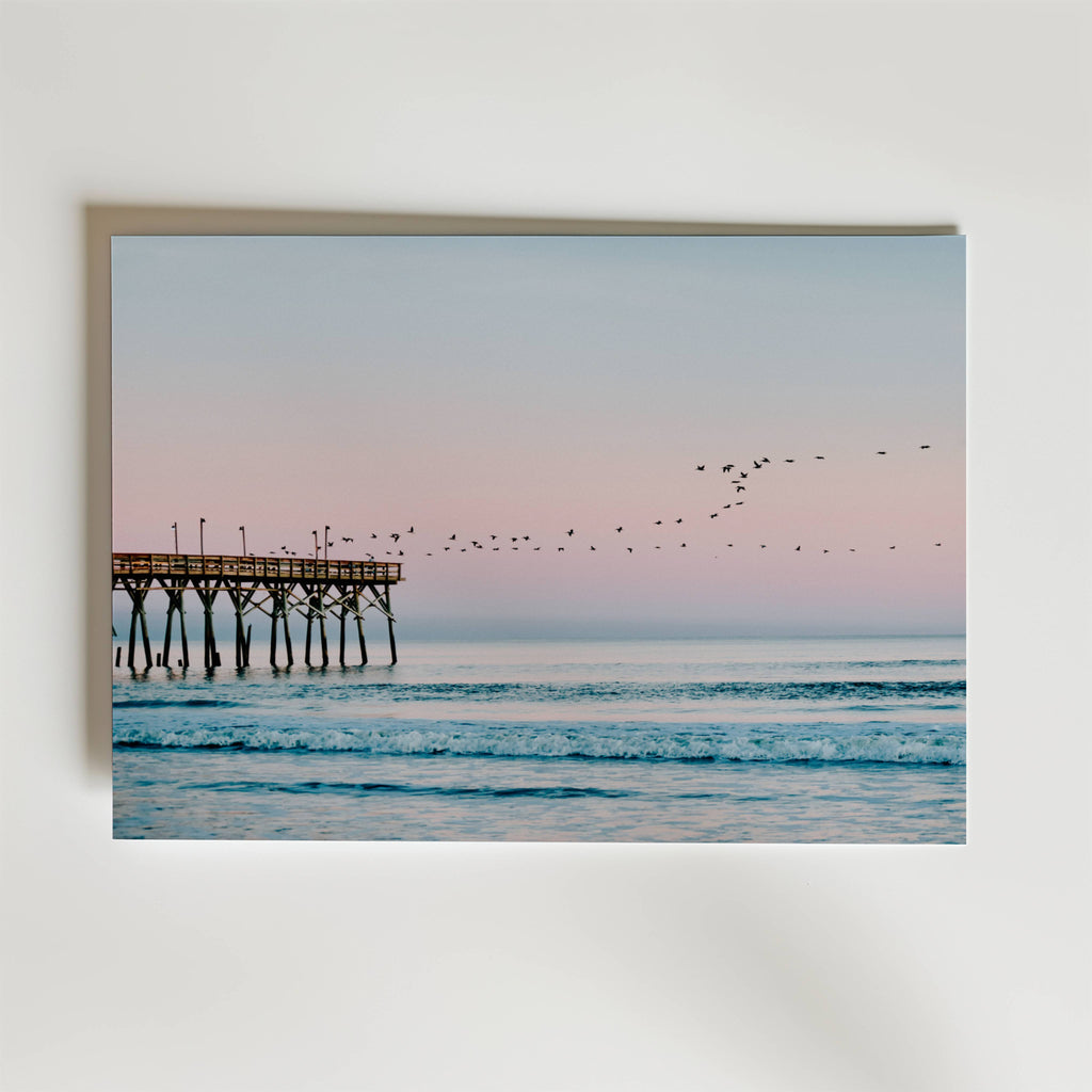Pastel Pier Horizon – stilfullt konsttryck från Bozetto, tryckt på matt finpapper