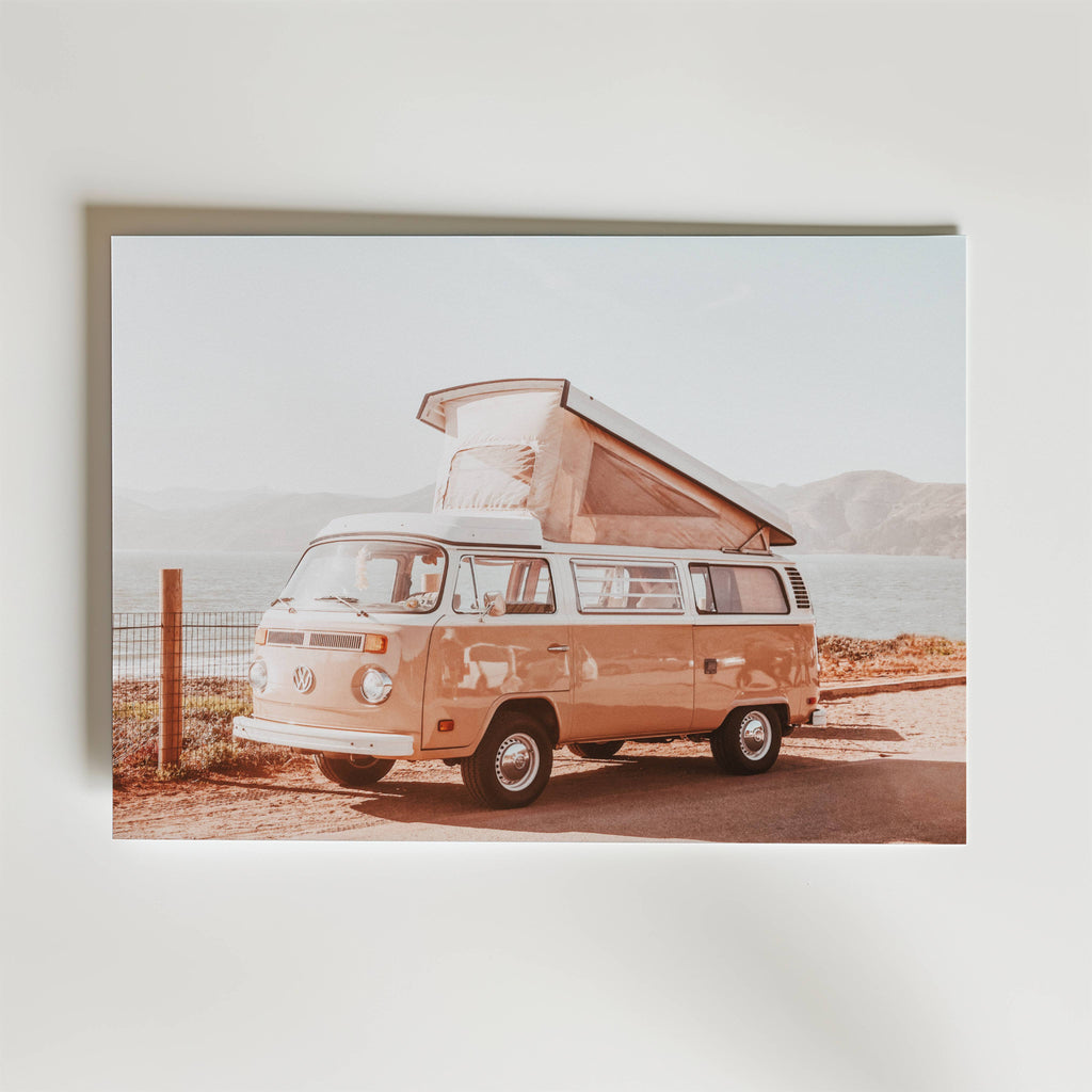Sunset Camper Van – stilfullt konsttryck från Bozetto, tryckt på matt finpapper i hög tryckkvalitet