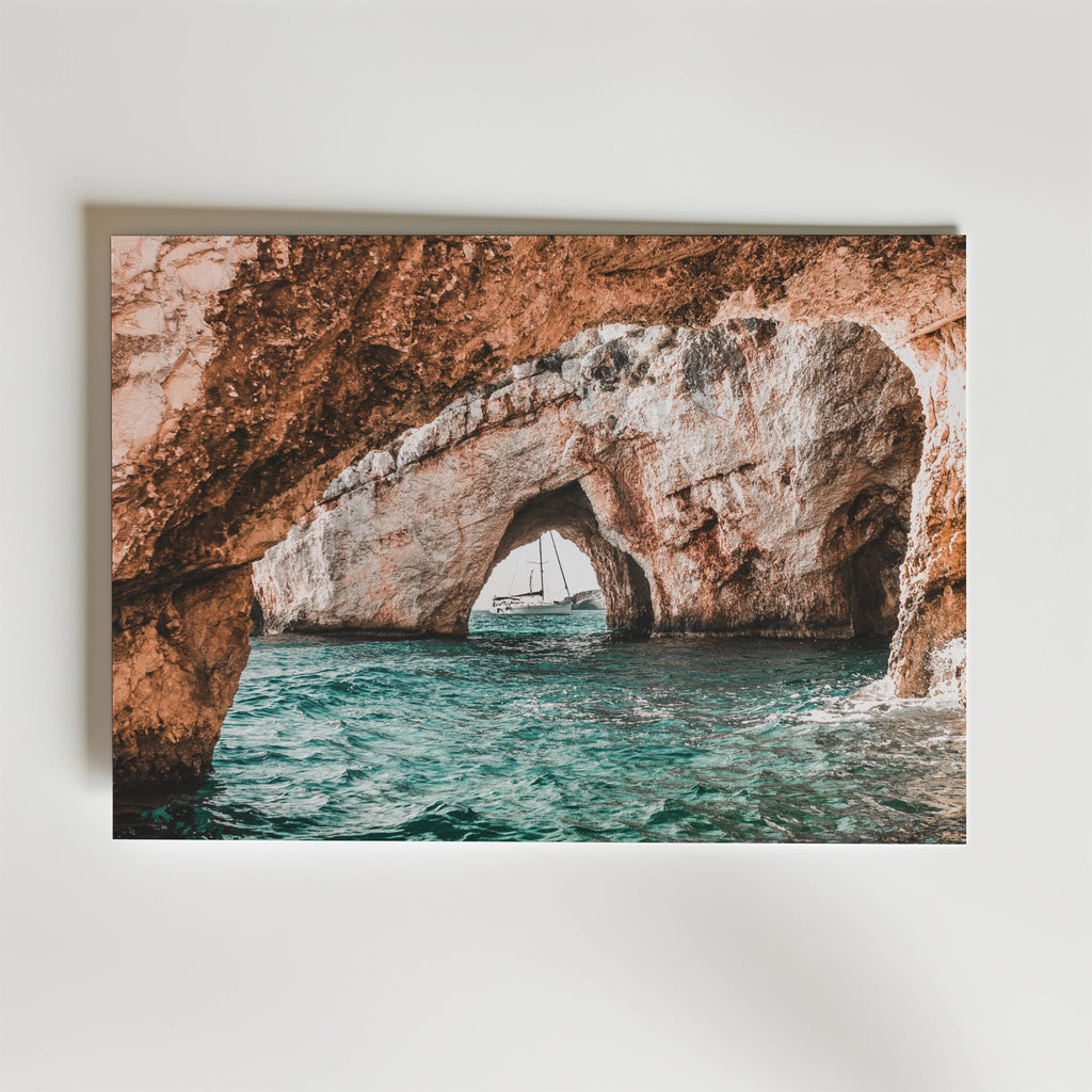 Coastal Cave Passage – stilfullt konsttryck från Bozetto, tryckt på matt finpapper