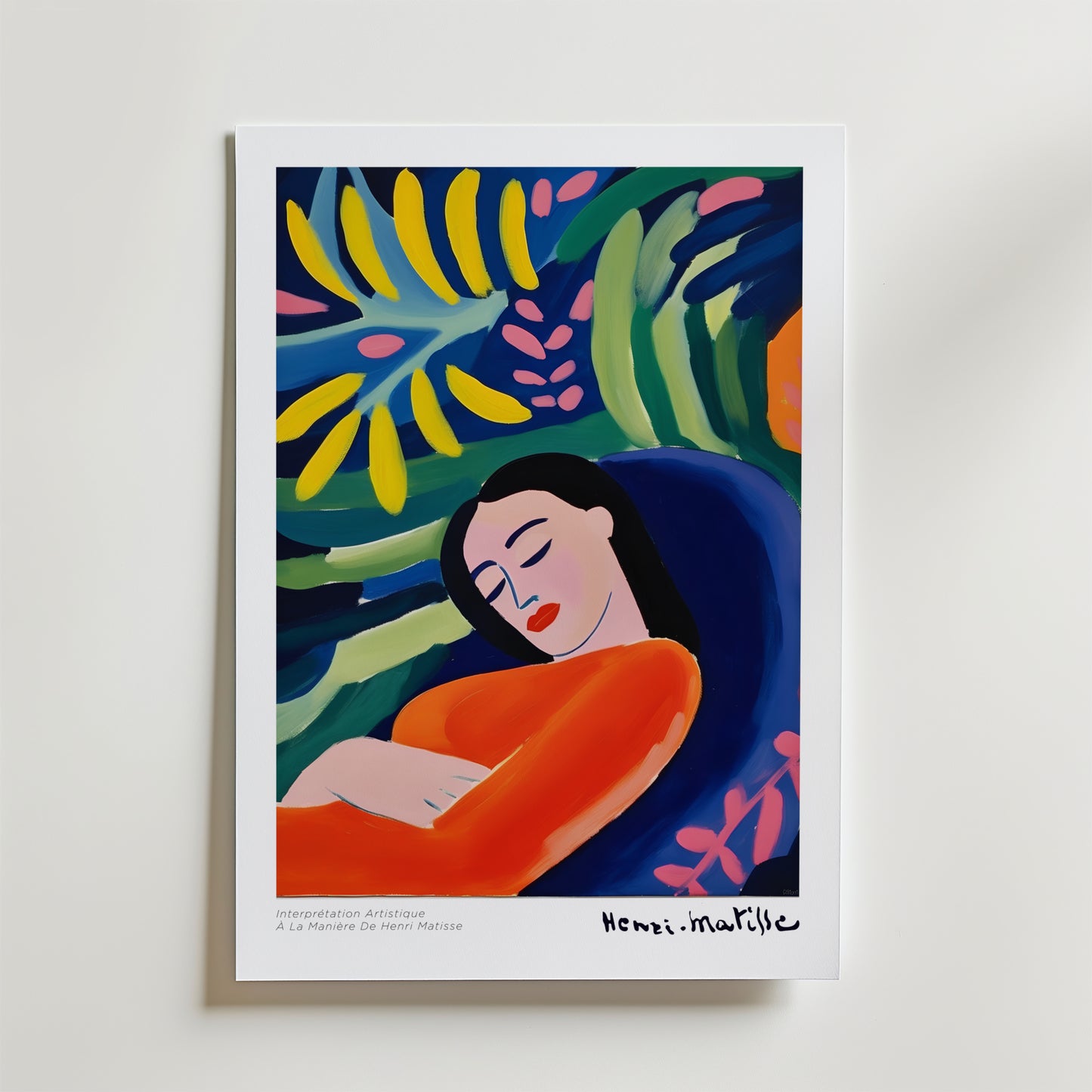 Sieste Tropicale Matisse Poster by Bozetto föreställer en kvinna med mörkt hår bland livfulla blad och blommor, tryckt på FSC-certifierat premiumpapper med en lyxigt matt yta för en fantastisk finish av hög kvalitet.