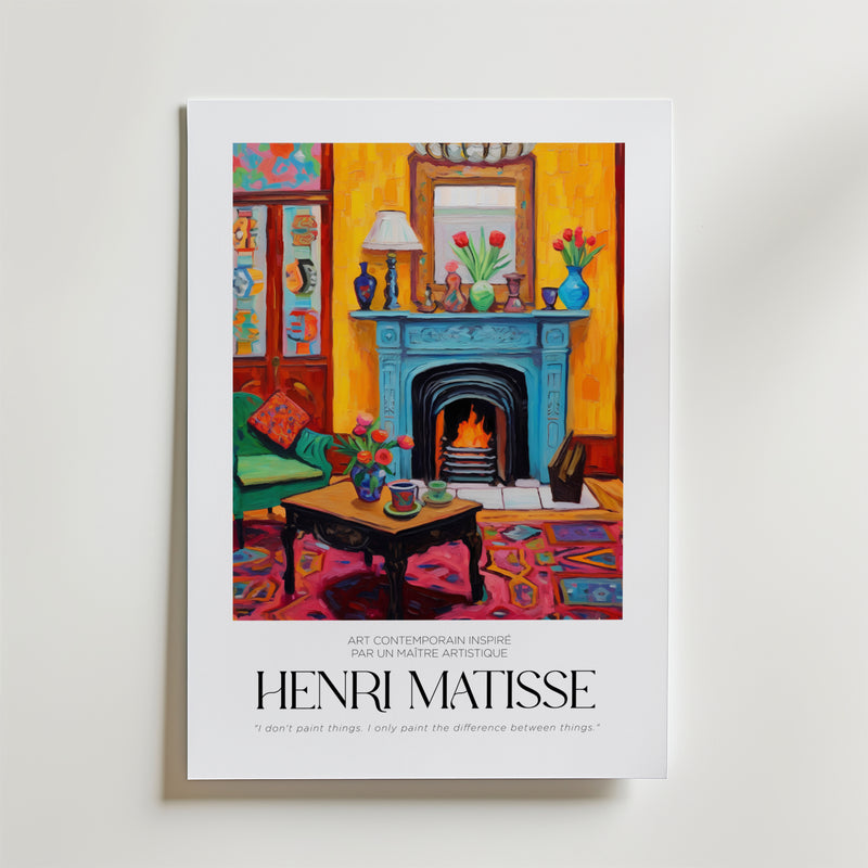 Postern Maison Intérieure Matisse från Bozetto är inspirerad av Henri Matisse och visar en livfull interiör med öppen spis, blommor och mönstrad matta på FSC-certifierat premiumpapper med högkvalitativ finish, vit kant och citat.