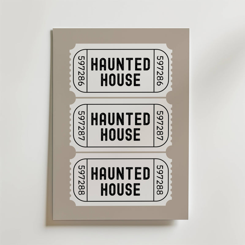 En Bozetto Haunted Ticket Poster med tre staplade Halloween-biljetter märkta "Haunted House" med serienummer 597286, 597287 och 597288, tryckt på ett vitt rektangulärt kort mot en neutral bakgrund.