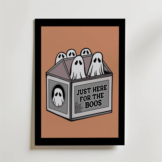 Postern Bozetto Box Of Boos föreställer fem tecknade spöken och en spindelväv på en brun bakgrund med orden "Just Here For The Boos" och ger din inredning en lekfull Halloween-humor.