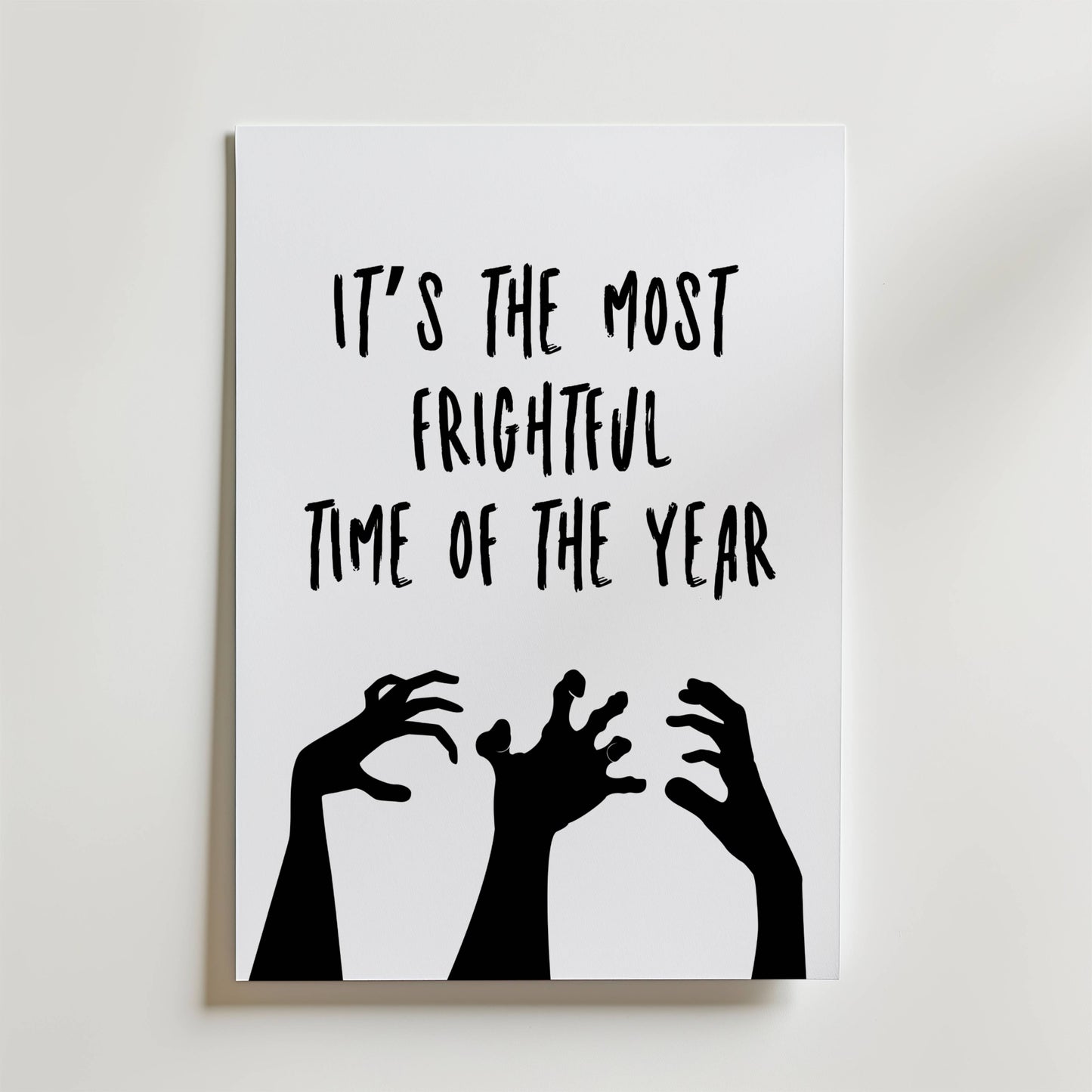 Bozetto Frightful Season Poster är ett snyggt Halloweenprint med "It's the most frightful time of the year" ovanför tre läskiga, utsträckta handsilhuetter.