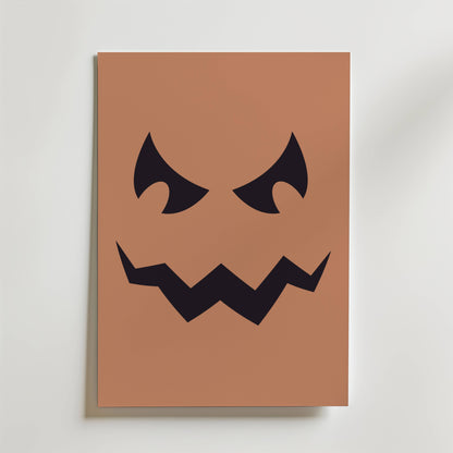 Bozetto Pumpkin Grin Poster föreställer ett minimalistiskt svart jack-o-lantern ansikte med arga ögon och en taggig mun på en brun bakgrund - perfekt som en unik höstdekoration eller väggkonst med pumpatema.