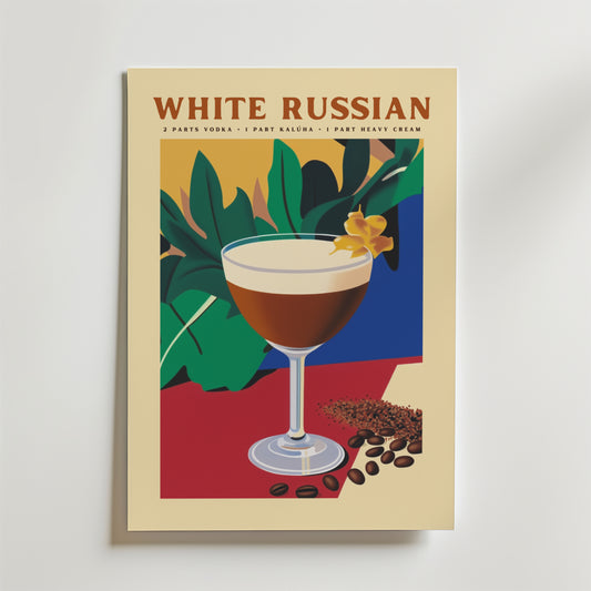 Bozetto White Russian No.2 Cocktail Poster är tryckt på premiumpapper med en lyxigt matt yta och visar drinken i ett glas med en gul blomma, kaffebönor, tropiska blad, djärva geometriska former och receptets proportioner.