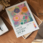 Väggmockup med Yayoi Kusama Pastel Bloom – köp enkelt hos Bozetto affisch i hög kvalitet