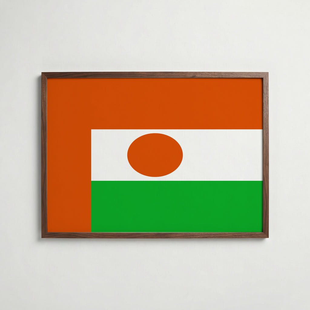 Niger National Flag Poster i valnötsram – varm konstaffisch för hemmet från Bozetto