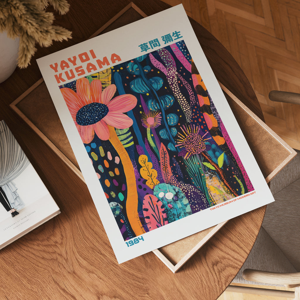 Väggmockup av Yayoi Kusama Midnight Floral affisch på ljus vägg – Bozetto konsttryck