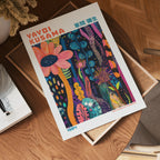 Väggmockup av Yayoi Kusama Midnight Floral affisch på ljus vägg – Bozetto konsttryck