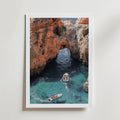 Coastal Cave Boats – stilfullt konsttryck från Bozetto, tryckt på matt finpapper
