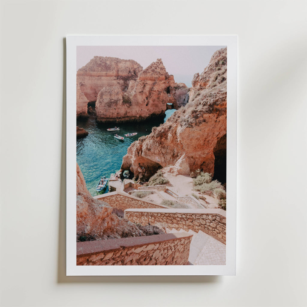 Mediterranean Cliff Escape – stilfullt konsttryck från Bozetto, tryckt på matt finpapper