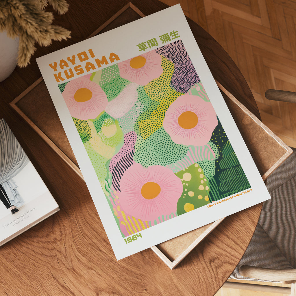 Väggmockup med Yayoi Kusama Green Blossom – köp enkelt hos Bozetto affisch i hög kvalitet