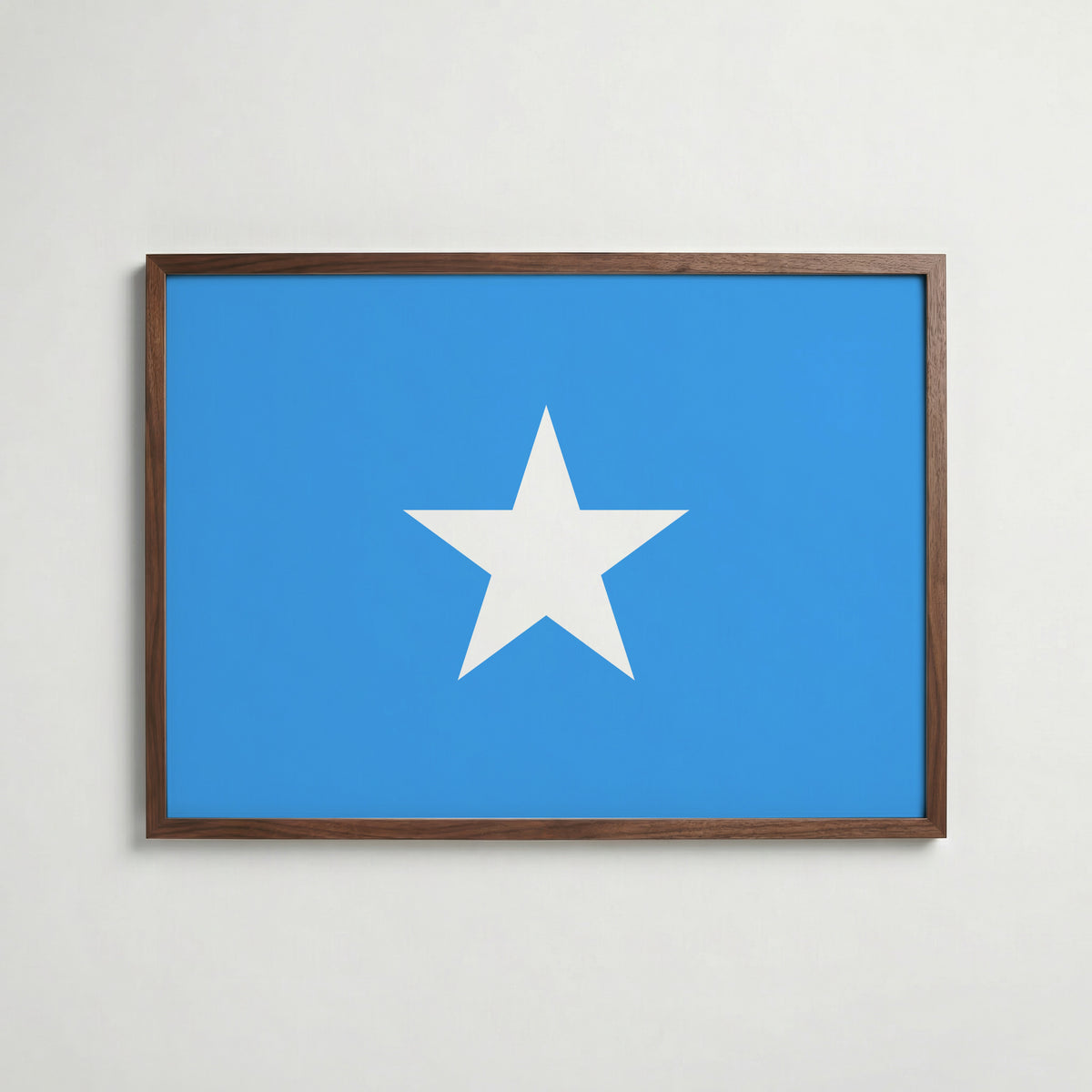 Somalia National Flag Poster i valnötsram – varm konstaffisch för hemmet från Bozetto