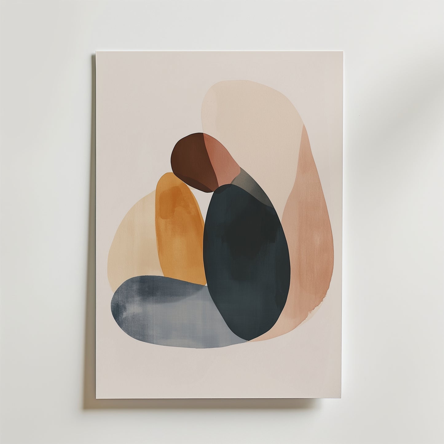 Postern Abstract Embrace från Bozetto visar överlappande organiska former i beige, senapsgult, mörkblått och brunt på vitt matt papper, tillverkad av högkvalitativa material och elegant monterad på en vägg.