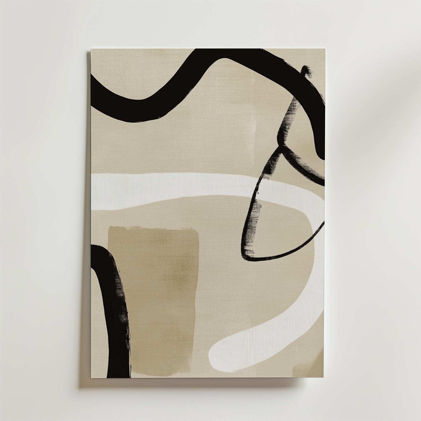 Bozetto Abstract Harmony Poster har en beige, offwhite bakgrund med djärva svarta och vita svepande linjer och geometriska former som skapar en harmonisk atmosfär på högkvalitativt premiumpapper.