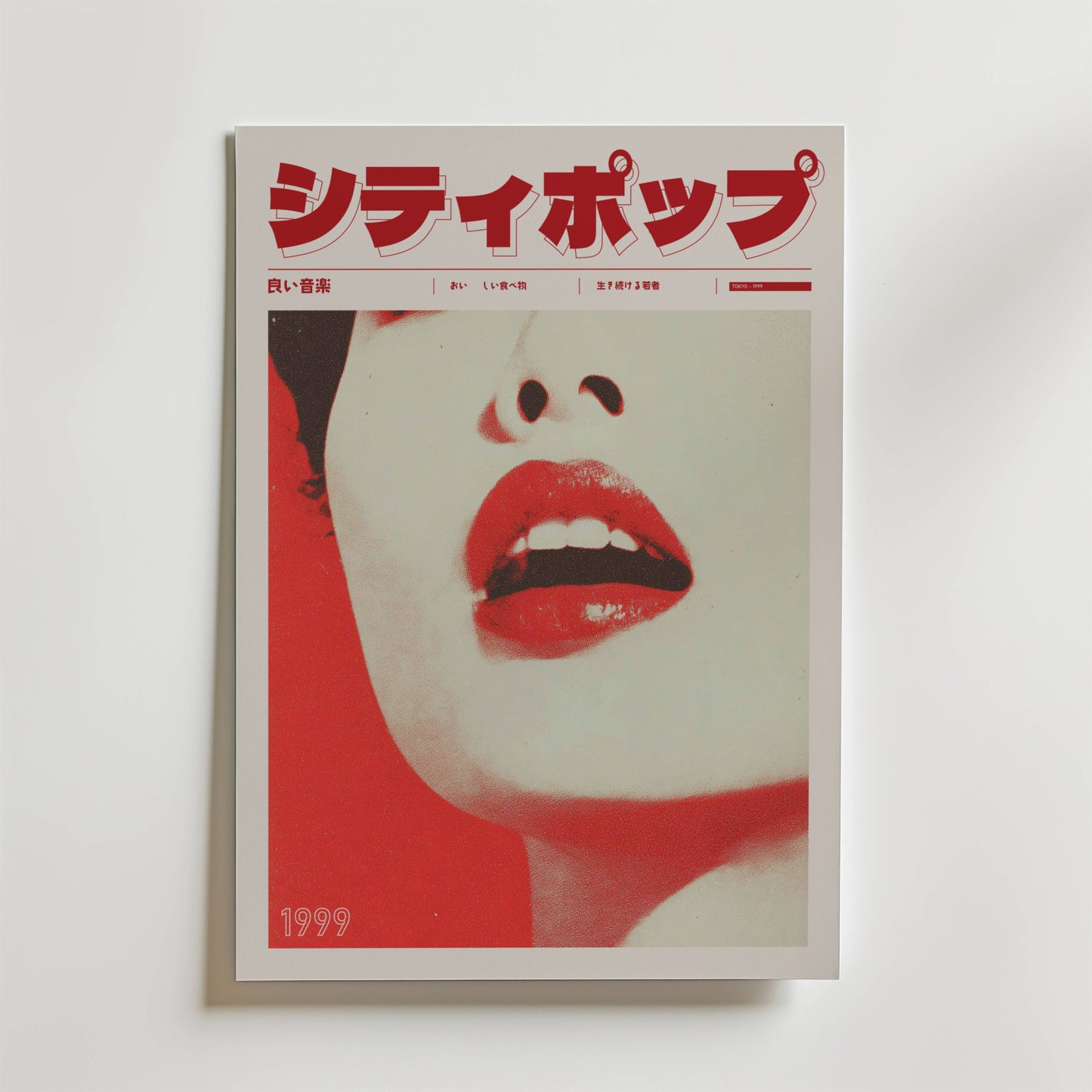 En nostalgisk konst Last Broadcast Poster by Bozetto har japansk text och en stiliserad, rödtonad närbild av ett kvinnoansikte med åtskilda läppar. Den feta röda titeln och "1999" i hörnet för tankarna till en vintage City Pop-tidning.