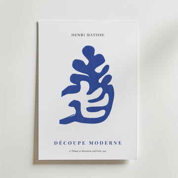 Matisse Decoupe Moderne från Bozetto är en minimalistisk affisch med en djärv blå abstrakt utskärning, Henri Matisses namn och "DÉCOUPE MODERNE: A Tribute to Movement and Form, 1951", tryckt på FSC-certifierat premiumpapper.