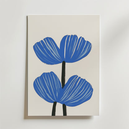 Bozetto Blue Floral Botanical Home Poster föreställer två abstrakta blå blommor med svarta stjälkar på en ljus bakgrund, tryckt på premiumpapper för en minimalistisk look.