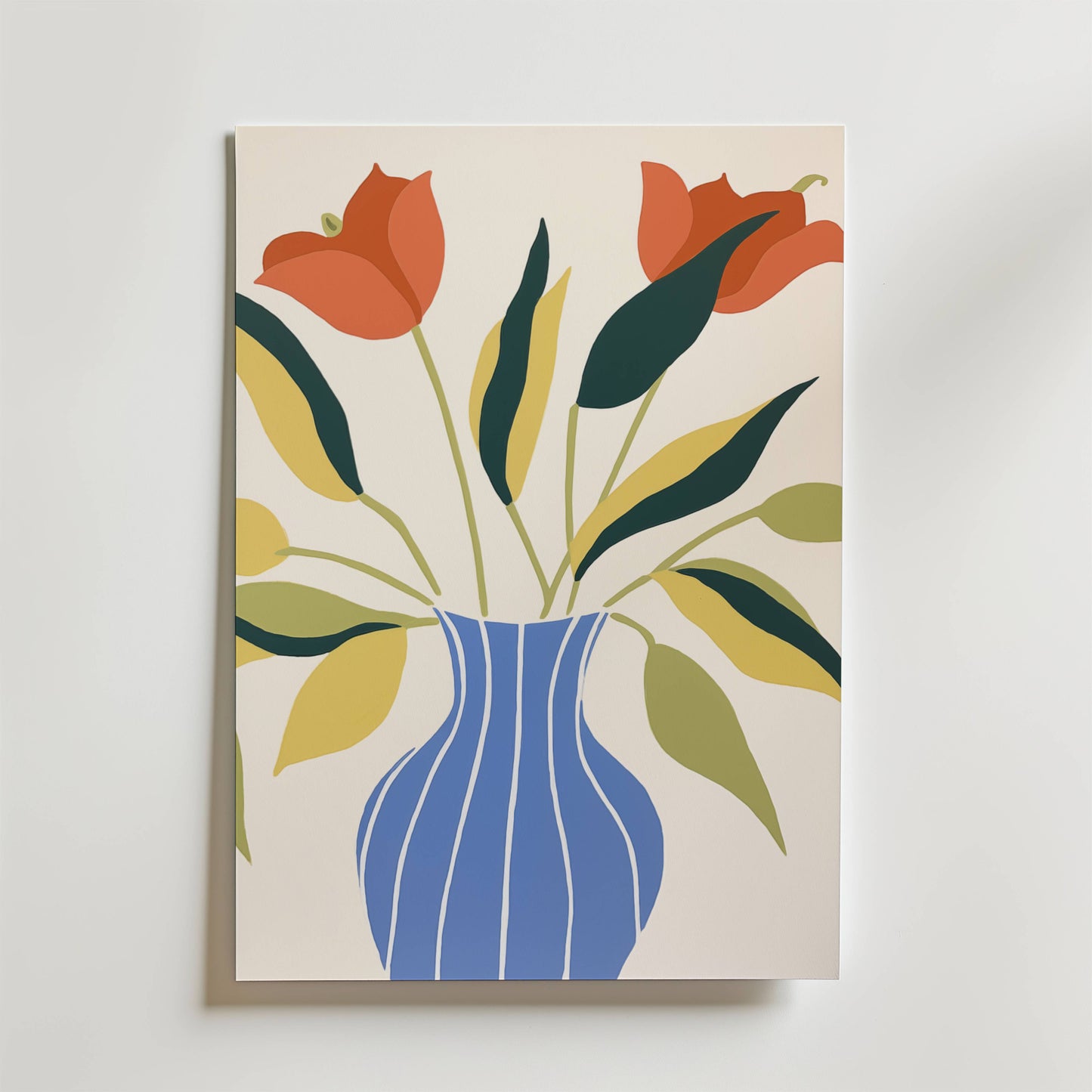Bozettos "Tulips in Quiet Air Poster" består av minimalistiska röda tulpaner med gröna och gula blad i en blå vas med vita ränder, allt mot en ljusbeige bakgrund.