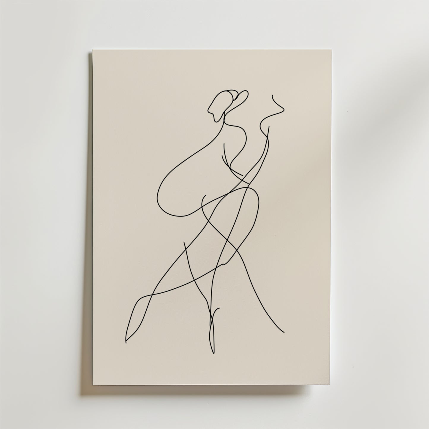 Bozetto Elegant Line Art Woman Poster visar två abstrakta, sammanflätade figurer i en modern, minimalistisk stil, tryckt på premiumpapper med kontinuerliga svarta linjer för en sofistikerad touch.