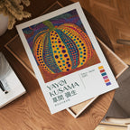 Väggmockup med Yayoi Kusama Pumpkin Dots – köp enkelt hos Bozetto affisch i hög kvalitet