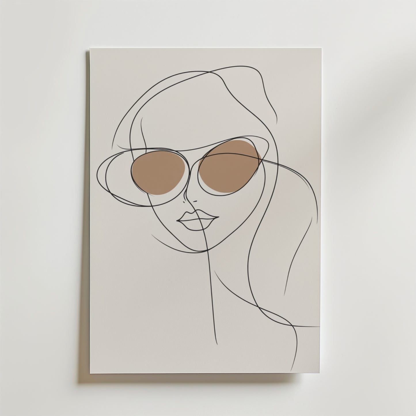 Minimalistisk linjeteckning av en kvinna med runda solglasögon, accentuerad med brun linsskuggning på en ljus bakgrund. Stylish Sunglasses Line Woman Poster från Bozetto är en perfekt modern inredningsdetalj för alla rum.