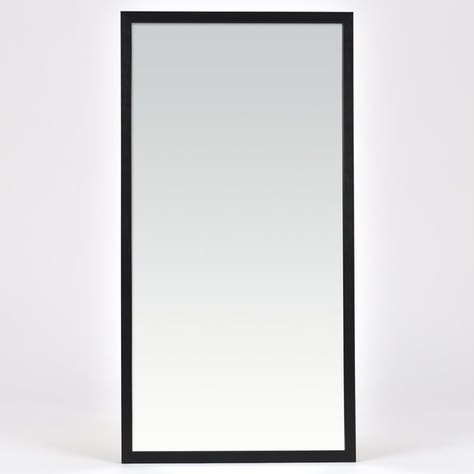 Spegel Karelia Svart Deluxe 40x80 cm från Bozetto har en enkel svart ram och står upprätt mot vit bakgrund. Perfekt som väggspegel, passar den stilrent i alla rum.