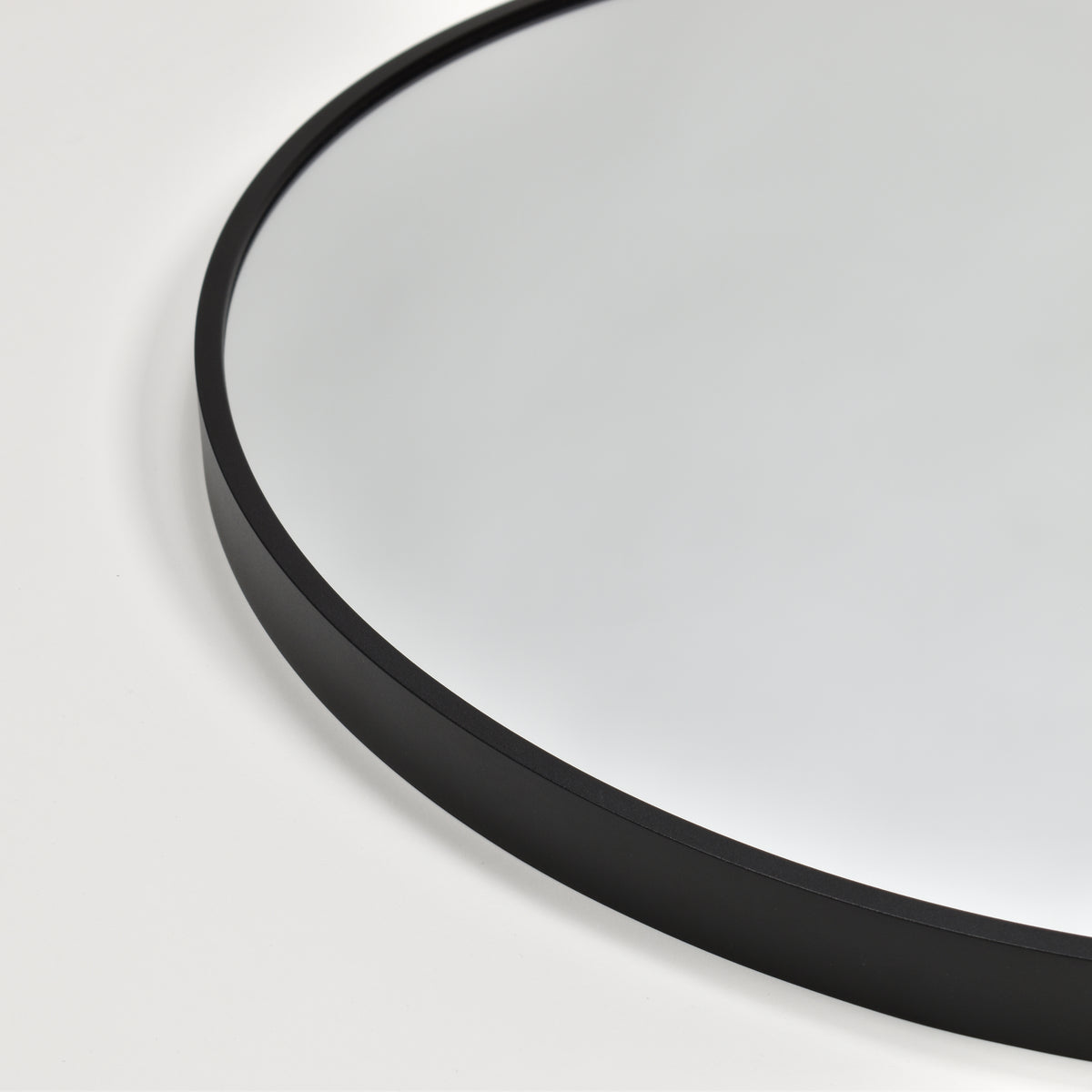 Åsnen – Rund spegel med svart metallram 80 cm