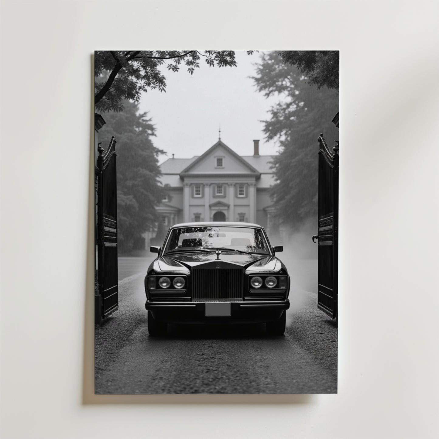 En klassisk svart Vintage Rolls Royce glider genom järngrindar mot en stor herrgård en dimmig dag, omgiven av träd - en idealisk scen på Bozetto Vintage Rolls Royce Poster, tryckt på premiumpapper med matt yta.