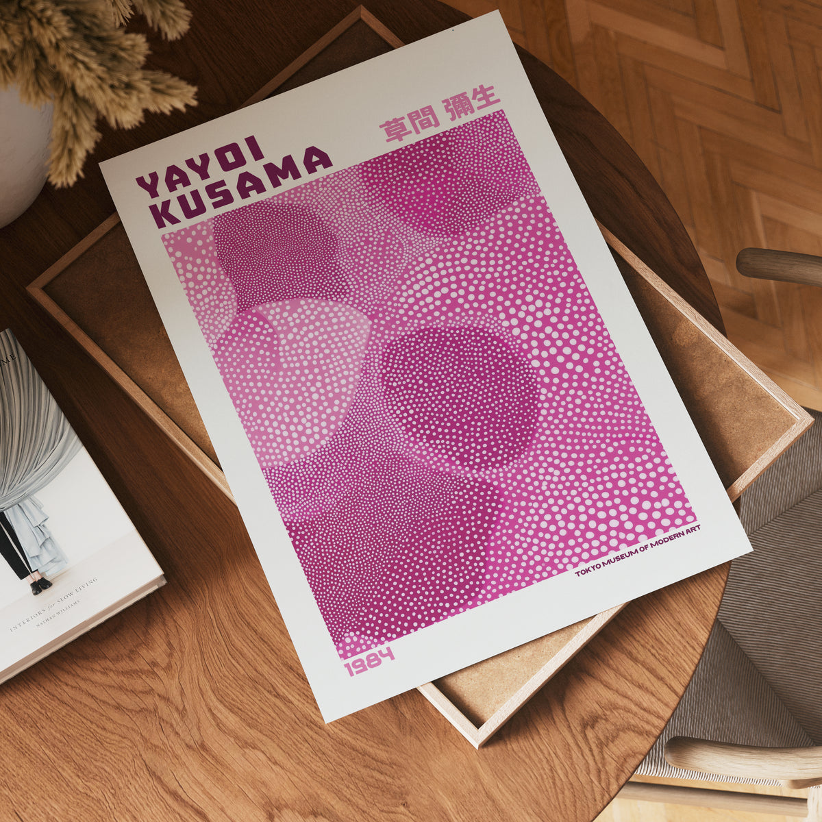Yayoi Kusama Pink Infinity i väggmockup – konsttryck från Bozetto i hög kvalitet
