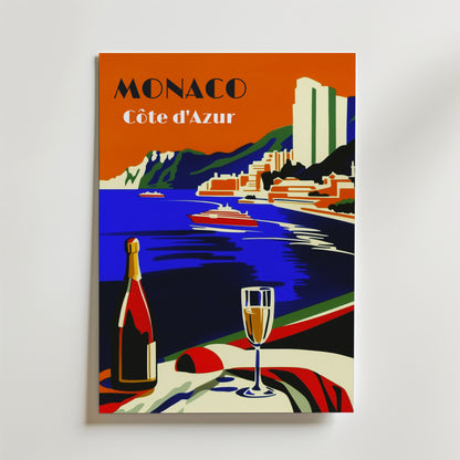 Monaco Poster från Bozetto visar Côte d'Azurs hav, höga byggnader, yacht och vin i djärva färger, tryckt på premiumpapper med en lyxig matt finish.