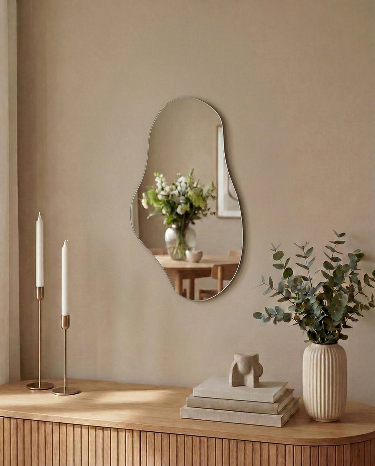 Fryken – Asymmetrisk spegel 40×65 cm – stilren designspegel för hall, badrum eller sovrum hos Bozetto