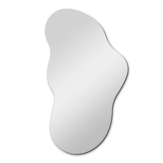 Bozetto Spegel Dimma 40x80 cm har släta, vågiga kanter och en oregelbunden form. Den ramlösa tavlan har en modern design, reflekterar en neutral vit bakgrund och ger en elegant touch till alla utrymmen.