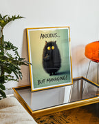 Mockup av Anxious But Managing affisch på vägg – köp enkelt hos Bozetto i hög kvalitet
