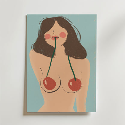 Cherry Babe Poster från Bozetto föreställer en topless kvinna med långt mörkt hår, röda kinder och körsbär som täcker hennes bröst. Hon håller körsbärsstjälkar i munnen mot en ljusblå bakgrund och är tryckt på premiumpapper.