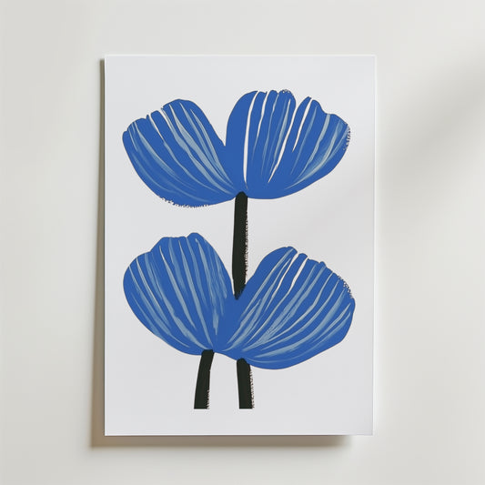 Bozetto Blue floral Poster visar två stiliserade blå blommor med djärva svarta stjälkar och vita accenter på premiumpapper mot en enkel vit bakgrund.