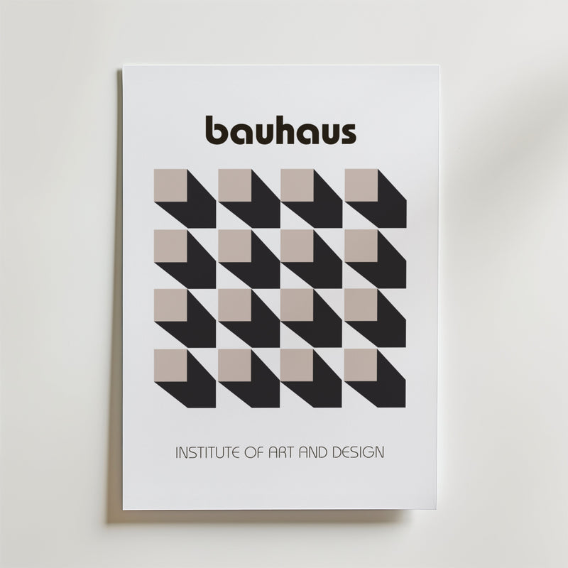 Bozetto Bauhaus Optical Grid Poster har "bauhaus" upptill, ett centralt geometriskt kubmönster i beige och svart samt "Institute of Art and Design" nedtill - perfekt för modern inredning och tryckt på premiumpapper.