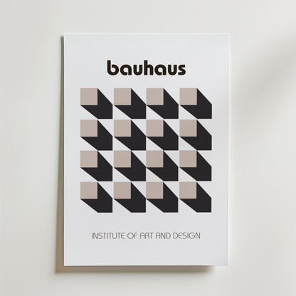 Bozetto Bauhaus Optical Grid Poster har "bauhaus" upptill, ett centralt geometriskt kubmönster i beige och svart samt "Institute of Art and Design" nedtill - perfekt för modern inredning och tryckt på premiumpapper.