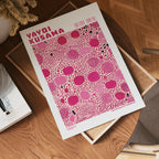 Affischmockup för Yayoi Kusama Pink Mosaic – köp enkelt hos Bozetto i hög kvalitet