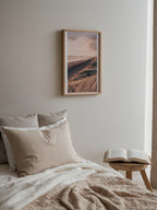 Mockup av Coastal Sunset Ridge affisch på vägg – köp enkelt hos Bozetto i hög kvalitet