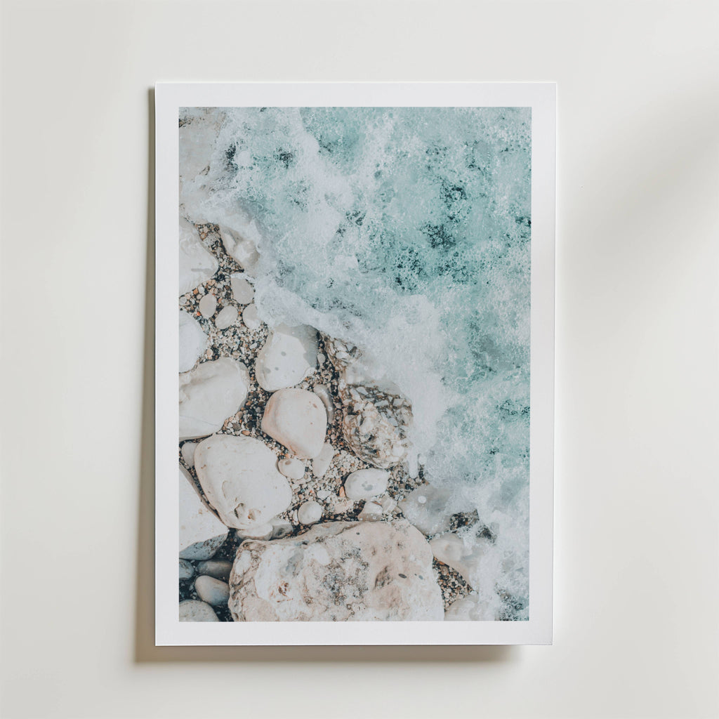 Ocean Pebble Flow – stilfullt konsttryck från Bozetto, tryckt på matt finpapper i hög tryckkvalitet