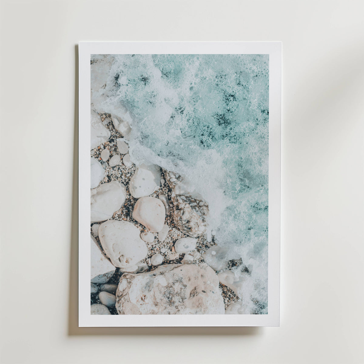 Ocean Pebble Flow – stilfullt konsttryck från Bozetto, tryckt på matt finpapper i hög tryckkvalitet