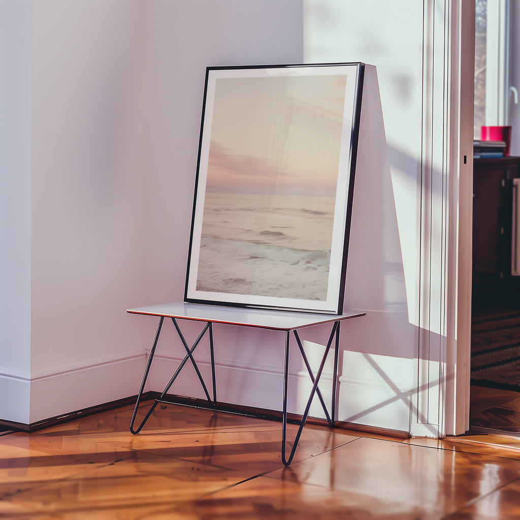 Mockup av Soft Pastel Shore affisch på vägg – köp enkelt hos Bozetto i hög kvalitet