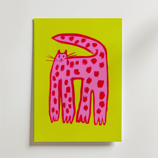 Playful Pink Cat Poster från Bozetto föreställer en finurlig rosa katt med röda fläckar på en livfull gul bakgrund, vilket ger en lekfull charm och unik väggdekor till alla rum. Perfekt som färgglad konst till ditt hem.