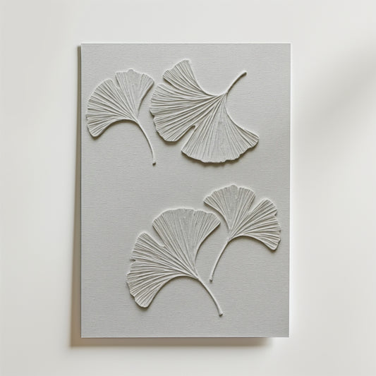 Bozetto Ginkgo Leaf Textured Poster visar fyra präglade ginkgoblad på en rektangulär canvas med en lyxig matt finish för en elegant och raffinerad look.