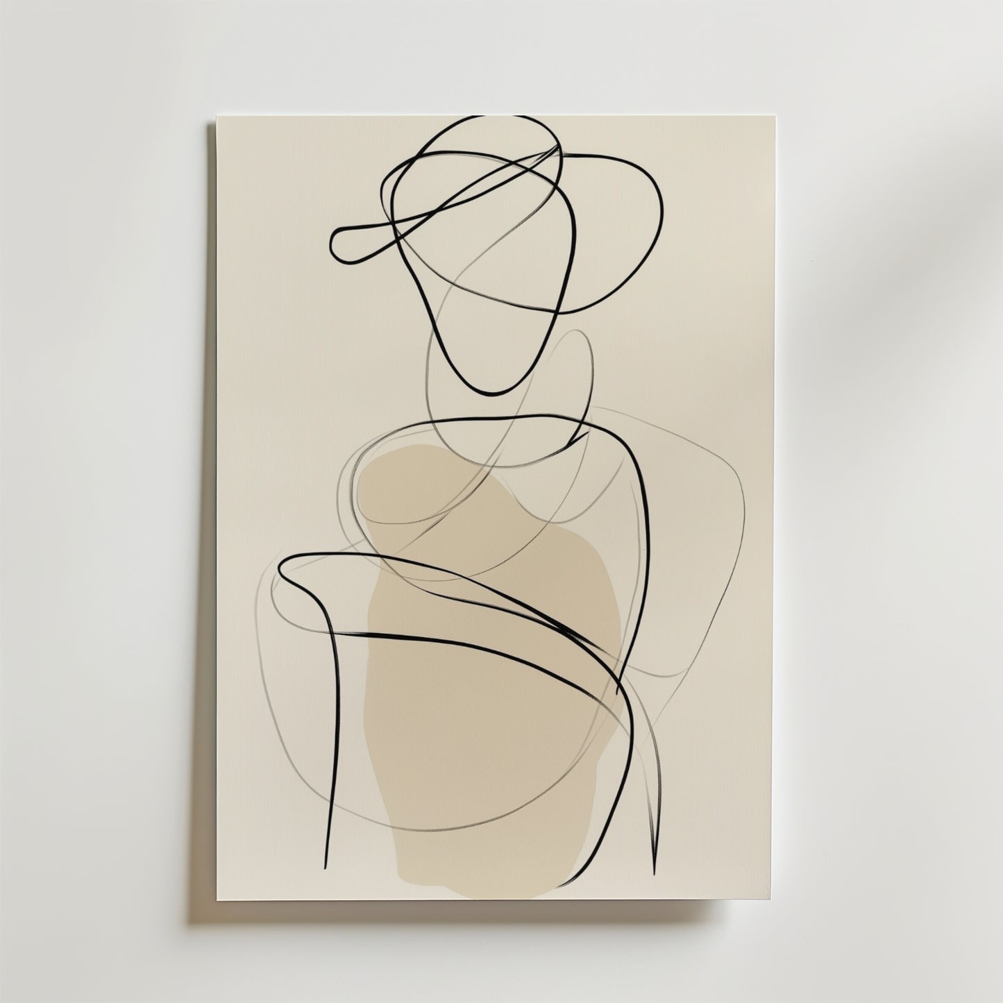 Abstrakt Silhouette Figure Poster från Bozetto har svarta, flytande linjer och beige former på vitt premiumpapper, vilket skapar en minimalistisk, elegant väggdekor inspirerad av konturerna av en sittande figur.