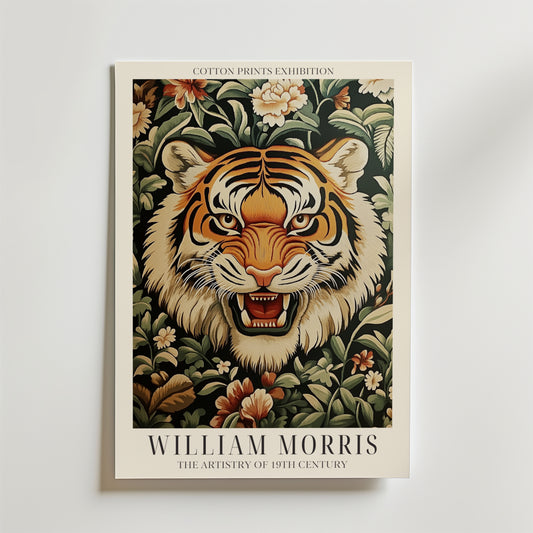 Bozetto Tiger Bloom William Morris Poster föreställer ett detaljerat tigerhuvud och dekorativa blommor, med texten: "William Morris: The Artistry of 19th Century. Cotton Prints Exhibition.
