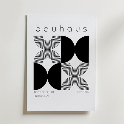 Bozetto Bauhaus Monochrome Pattern Poster visar svarta geometriska former och böjda linjer på vit botten, med "bauhaus Institute of Art and Design 1919-1933" i minimalistisk, modernistisk stil som utstrålar konstnärlig elegans.